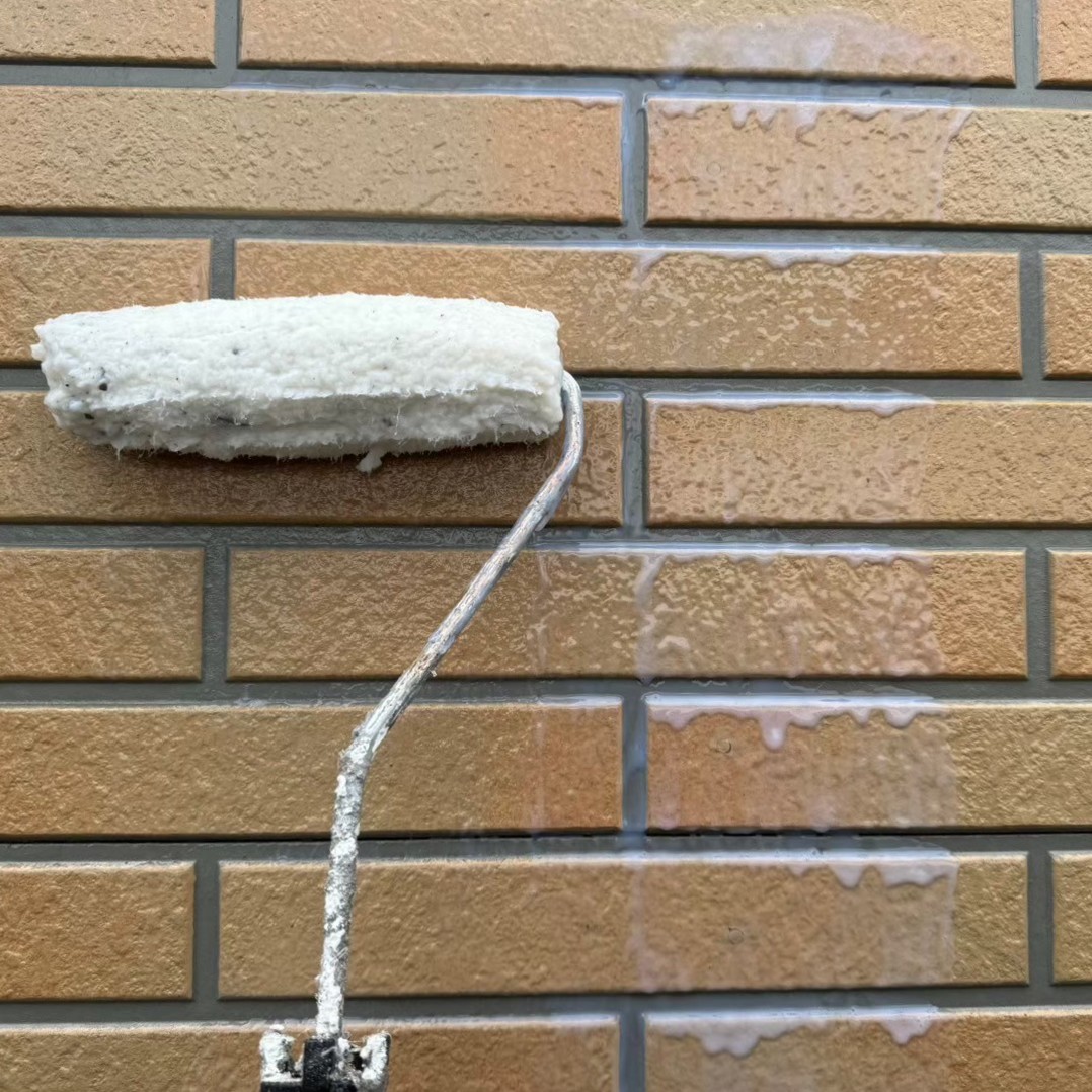 外壁の上塗り(クリヤー)