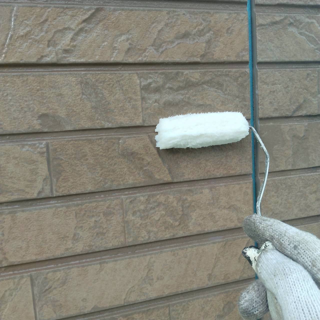 外壁の上塗り（クリヤー）