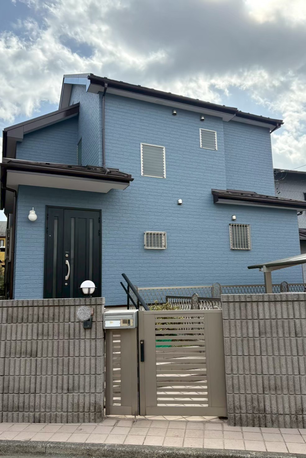 横浜市戸塚区 屋根カバー工法及び外壁塗装工事が完了しました!