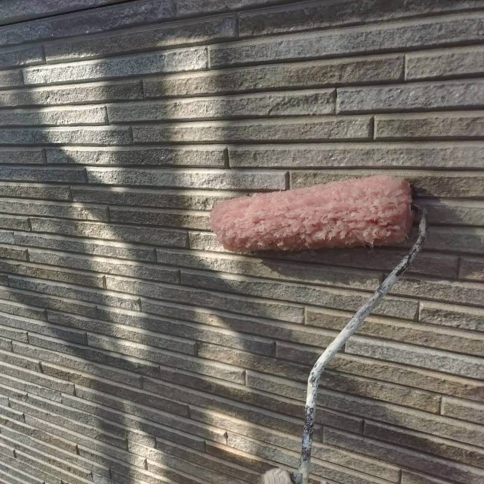 外壁の下塗り（クリヤベースハイパー）