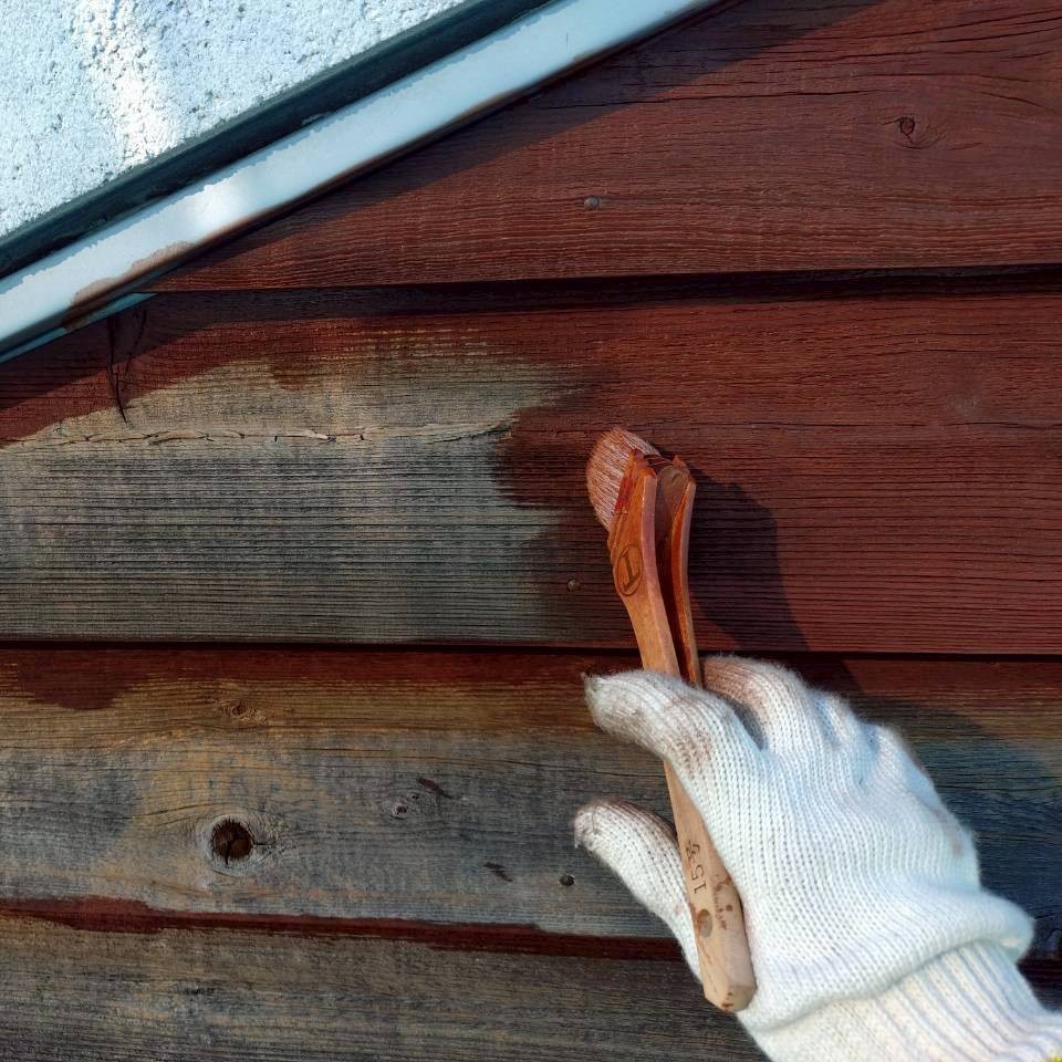 外壁の下塗り（マホガニ）