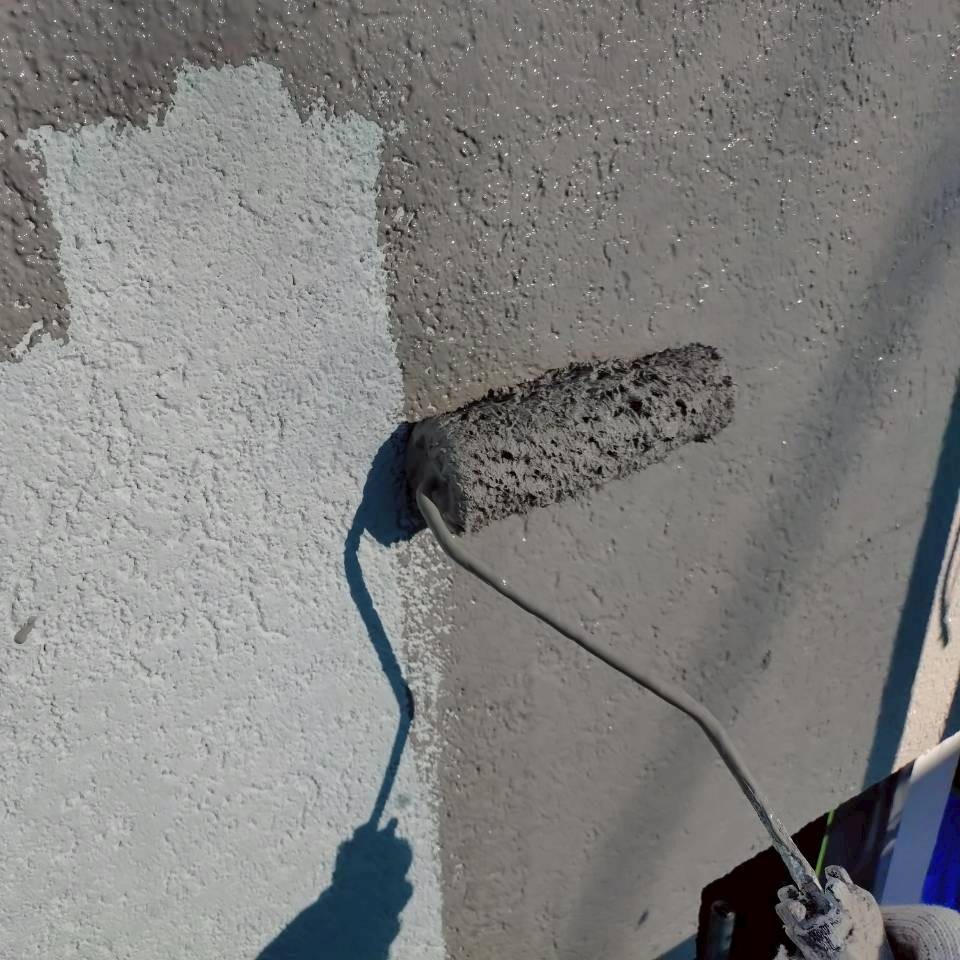 外壁の中塗り（グレイドルフィン）