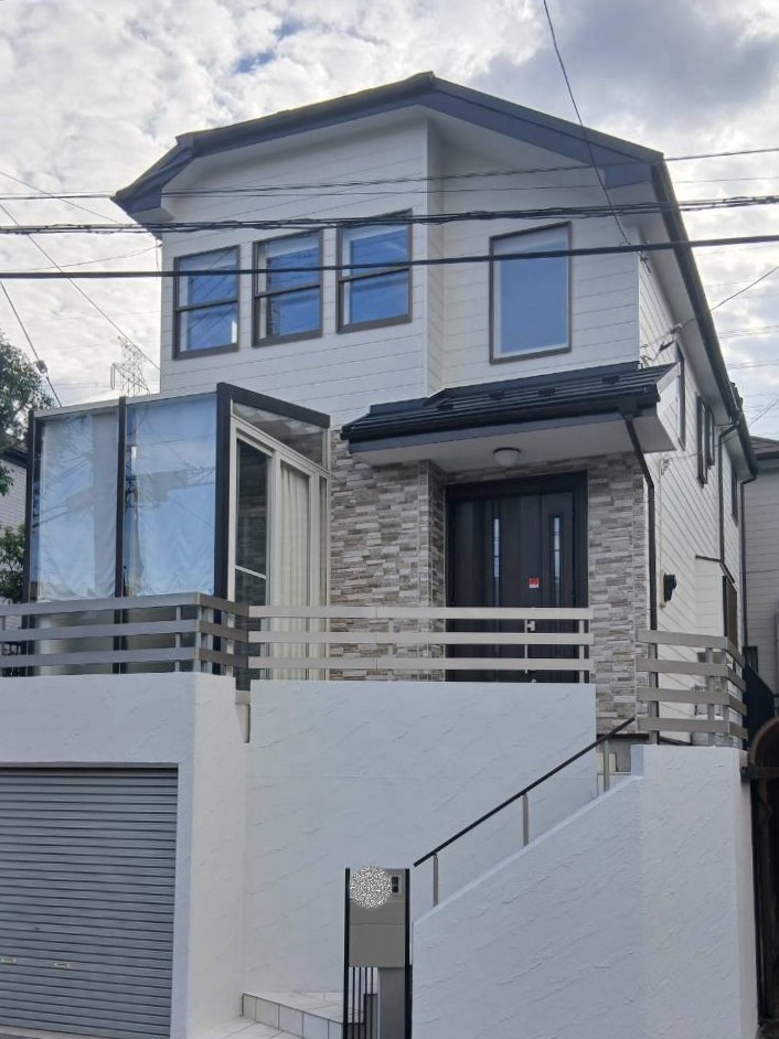 横浜市戸塚区 屋根カバー工法及び外壁塗装が完了しました!